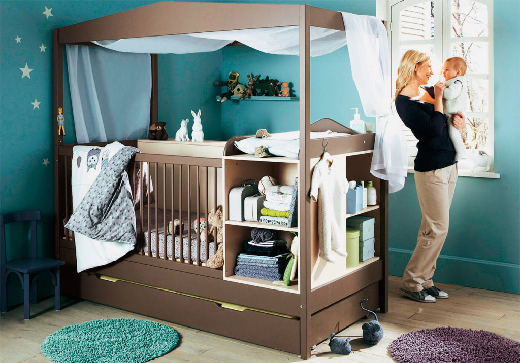 Фото кровати для новорожденного с каркасом для балдахина, пеленальным столиком и выдвижным вторым спальным местом внизу