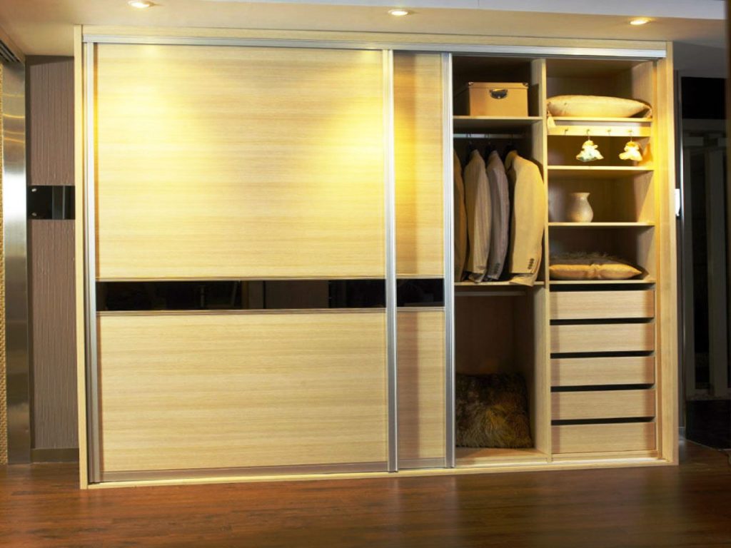 Фото внутреннего наполнения встроенного шкафа с раздвижной системой дверей в прихожей