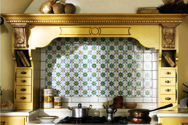 Фото кухонного портала с выдвижными ящичками по бокам