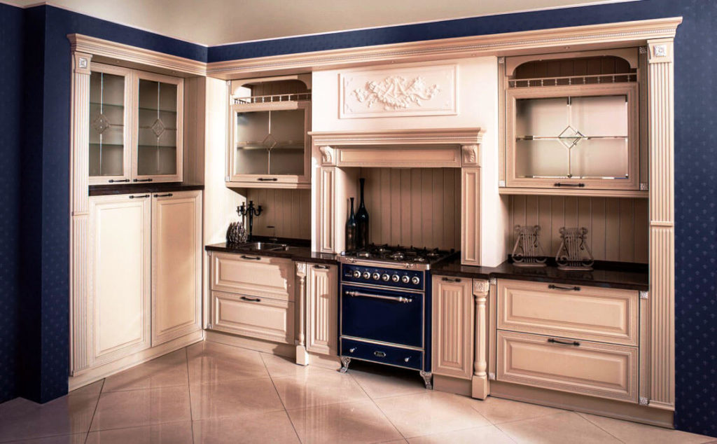 Фото угловой кухни в классическом стиле с порталом