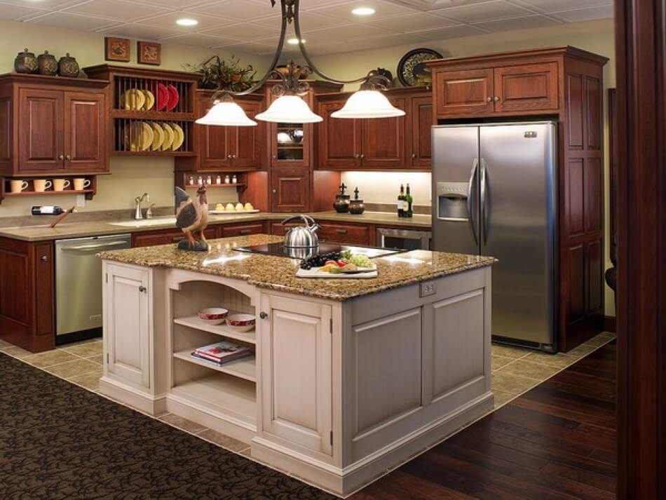Угловой кухонный гарнитур с пеналом в классическом стиле