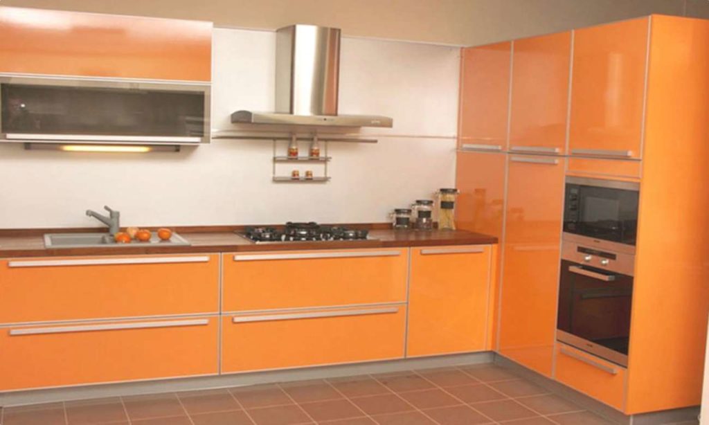 Фото кухонного гарнитура с высокими шкафами