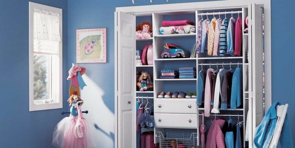 Фото складных фасадов гардеробной в интерьере детской комнаты