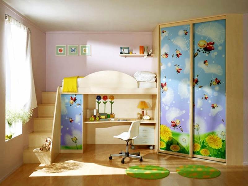 Интерьер детской с кроватью-чердаком со столом и угловым шкафом купе