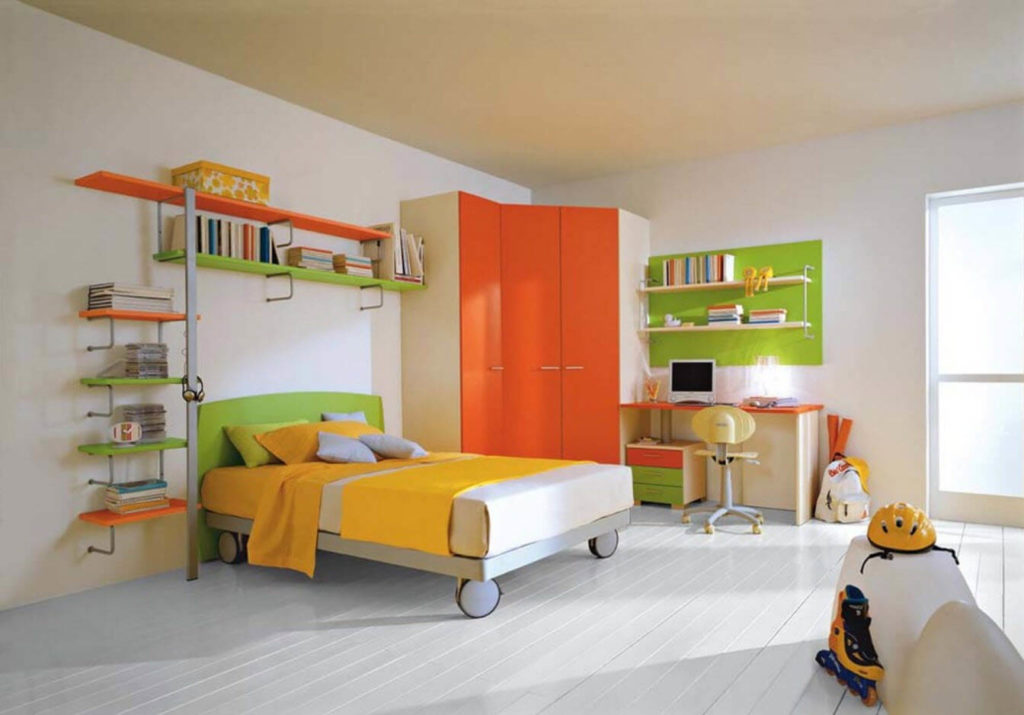 интерьер детской комнаты с угловым шкафом и кроватью на колесиках