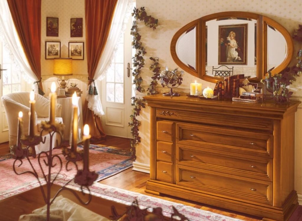 Уомод в классическом стиле с зеркалом в интерьере спальной комнаты