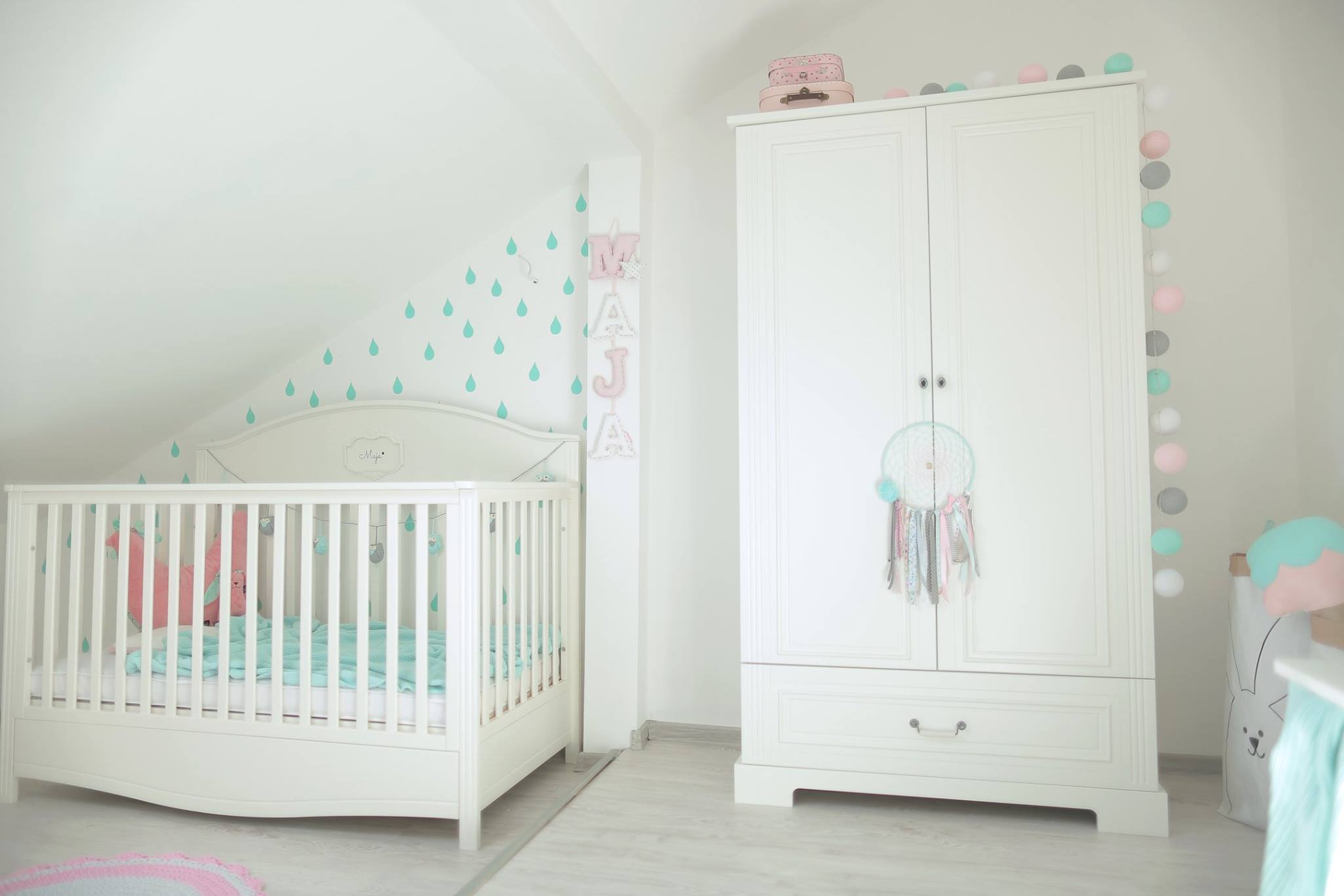 Белая мебель для детской комнаты для маленького ребенка