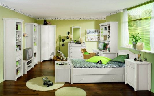 Белая мебель для детской комнаты смотрится красиво