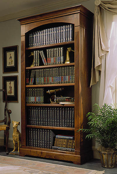 Комод и книжный шкаф в одном стиле