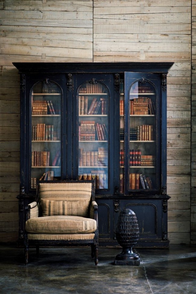 Отдельный книжный шкаф из темного дерева