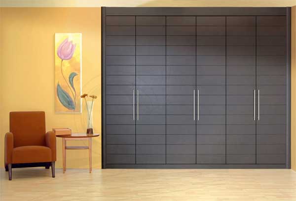 В узких комнатах, особенно в коридорах, дверцы шкафов могут доставить массу проблем