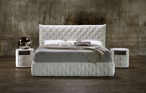 Современная кровать бел