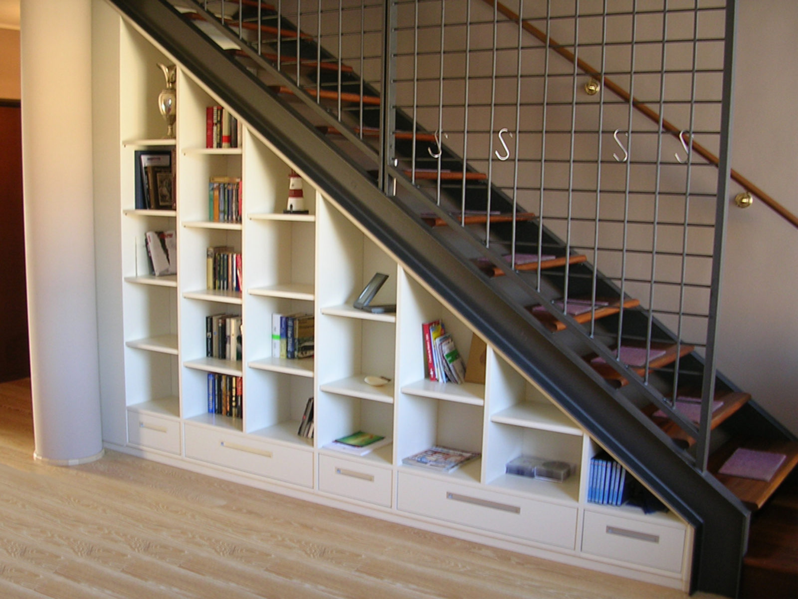 Стеллаж этаж. Стеллаж под лестницей. Шкаф под лестницей. Книжный стеллаж под лестницей. Шкафчики под лестницей.