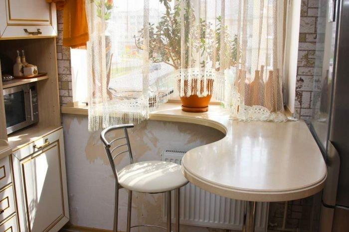 Кухонные столы около окна