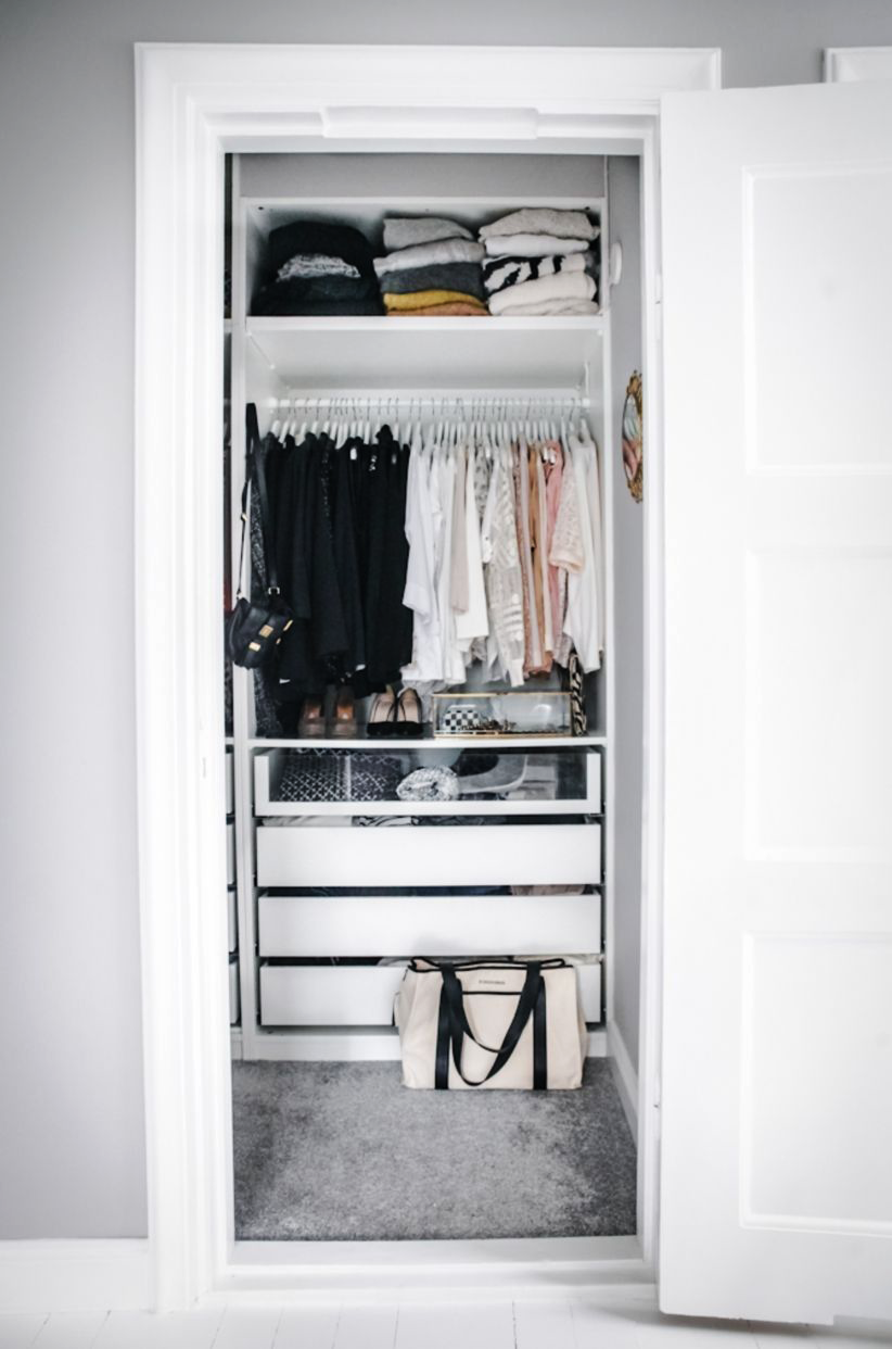 Шкаф для одежды в кладовке