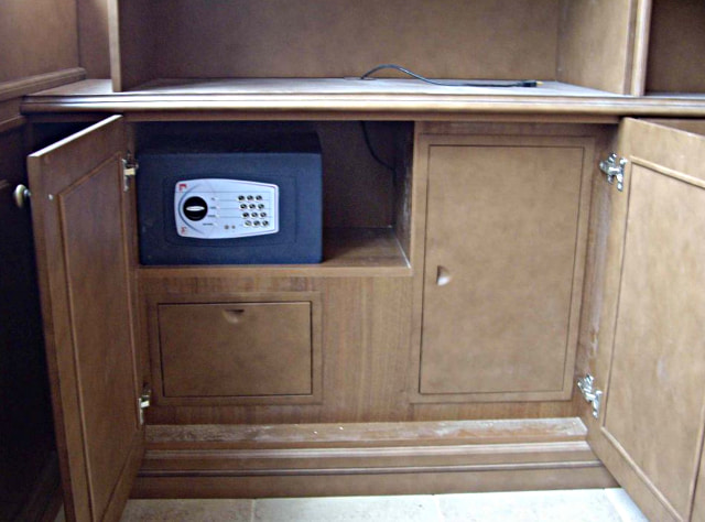 Пример встройки мебельного сейфа в шкаф.