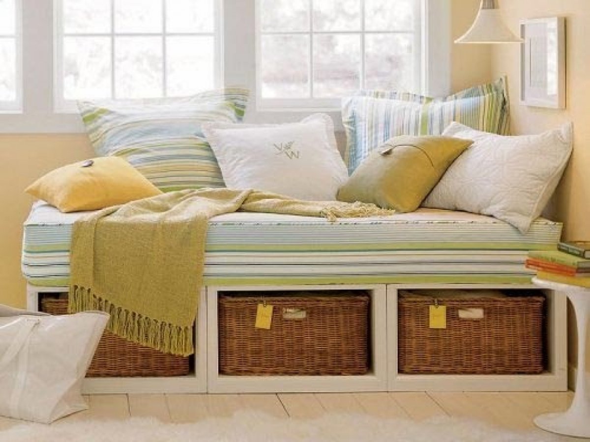 кровать с диванными подушками