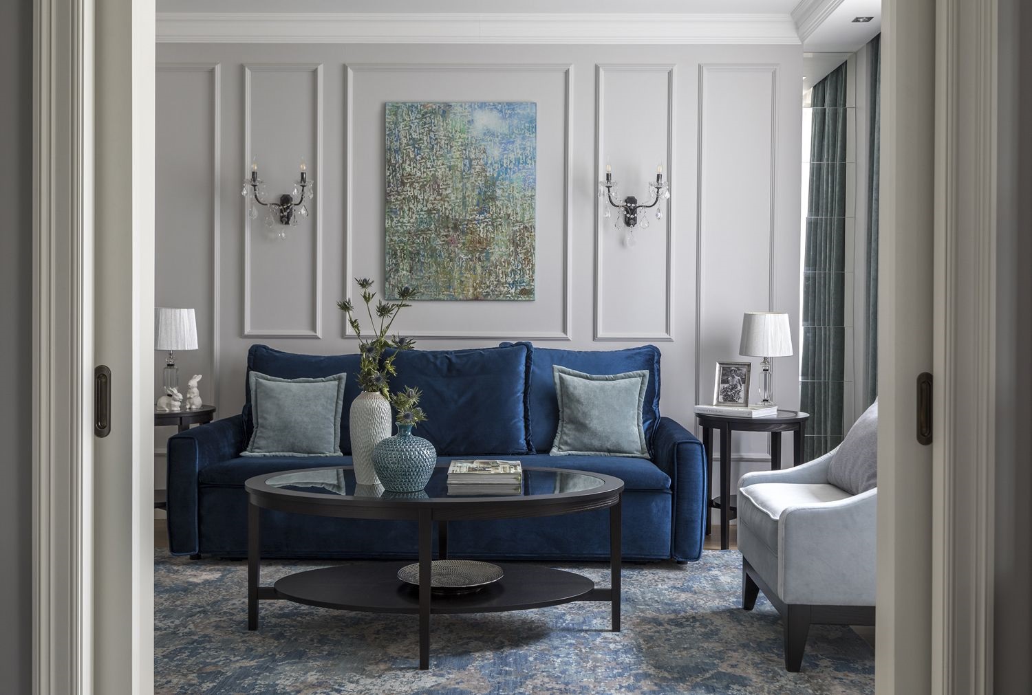 синий диван в гармоничном интерьере
