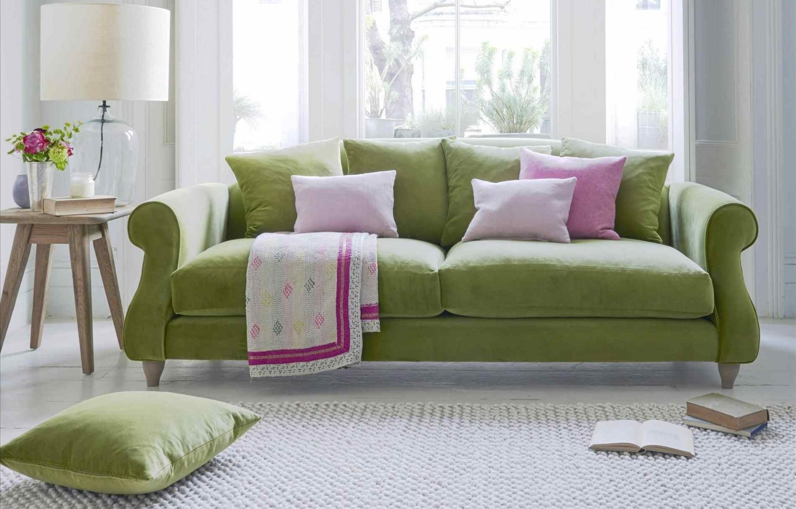 Светло зелёный смодный диван