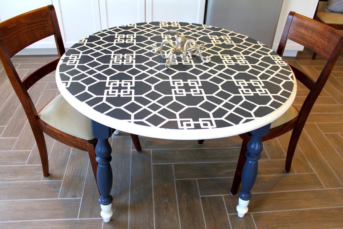 Круглый стол с плиткой керамической