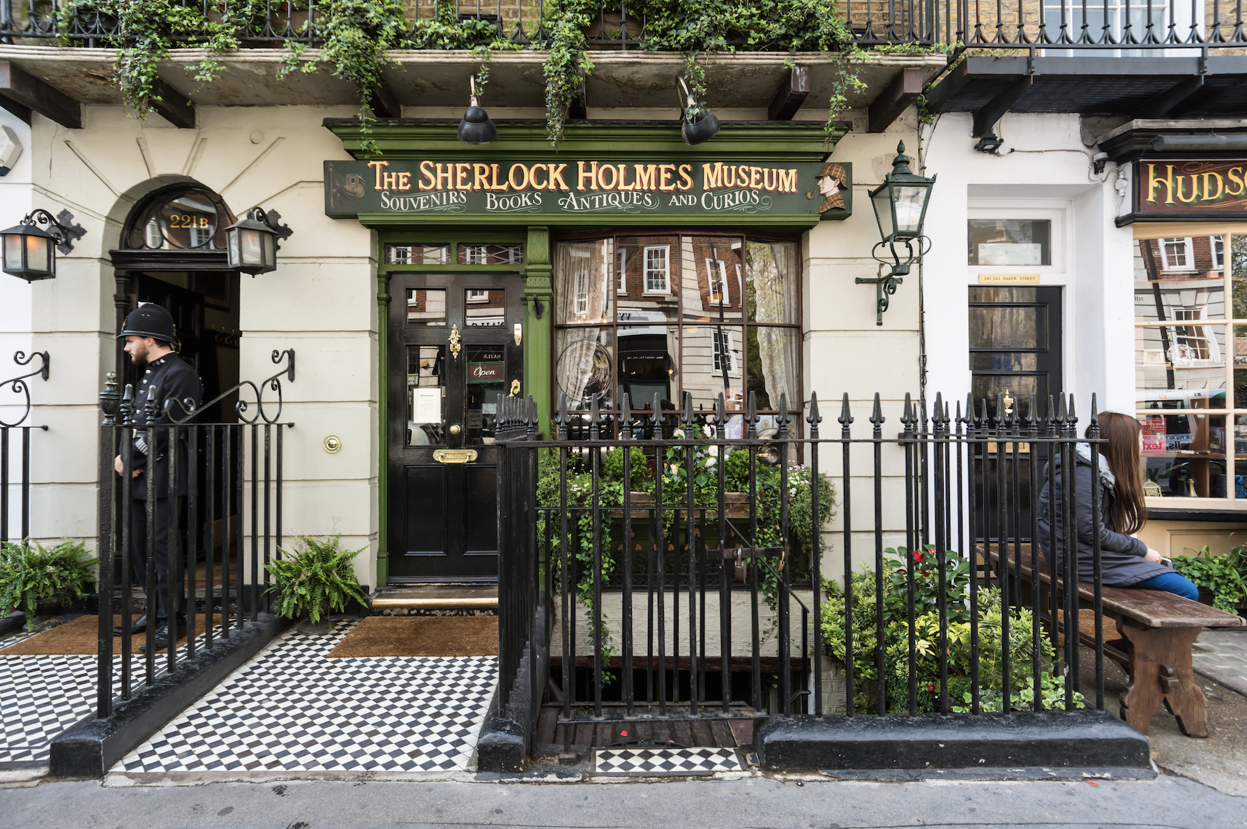 Музей Шерлока Холмса в Лондоне. Дом Шерлока Холмса на Бейкер стрит. Дом-музей Шерлока Холмса на Бейкер стрит. Дом Шерлока Холмса в Лондоне Бейкер стрит.
