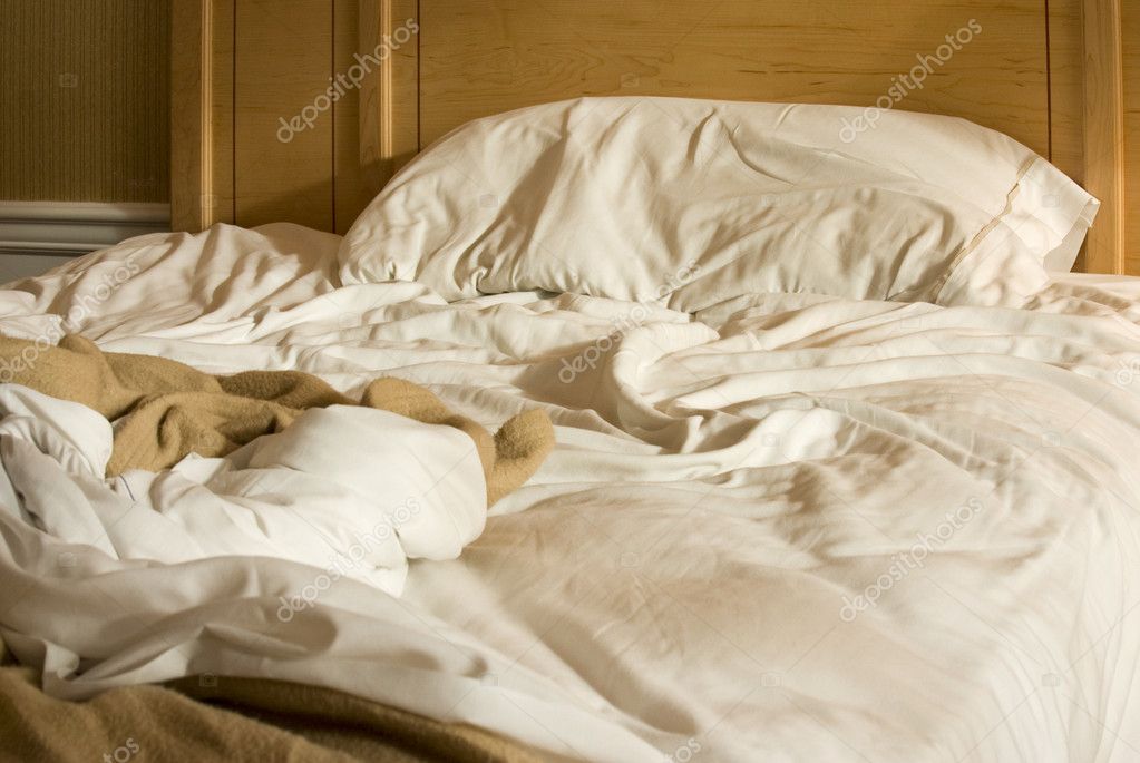 Заправка кровати по белому
