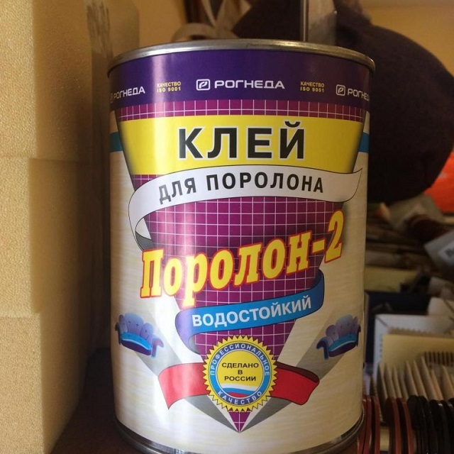 Клей для фиксации поролона на фанерном основании.