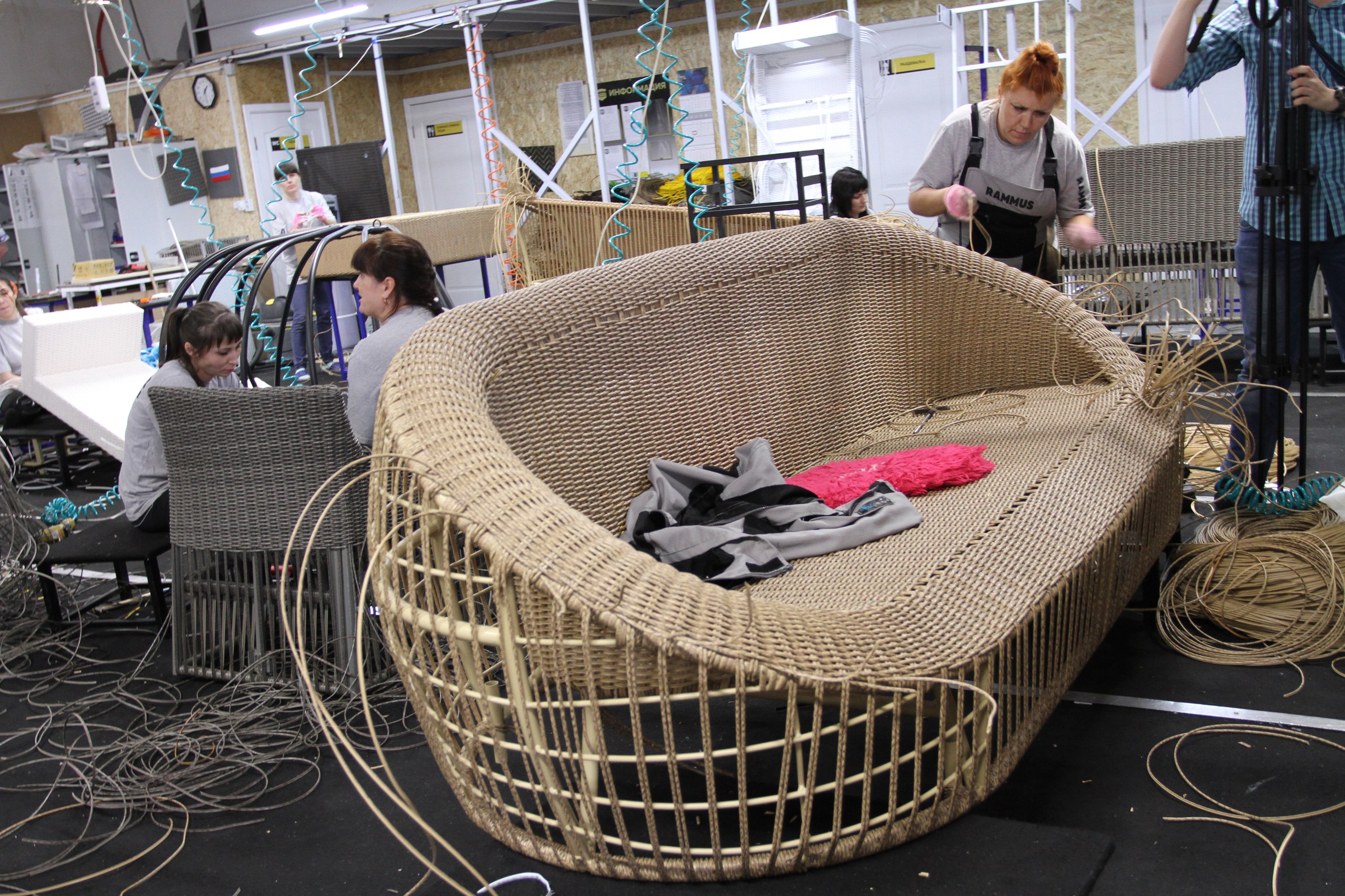 Плетение из искусственного ротанга для начинающих обучение. Плетение из искусственного ротанга. Плетёная мебель из ротанга. Плетеные изделия из искусственного ротанга. Плетеный материал для мебели.