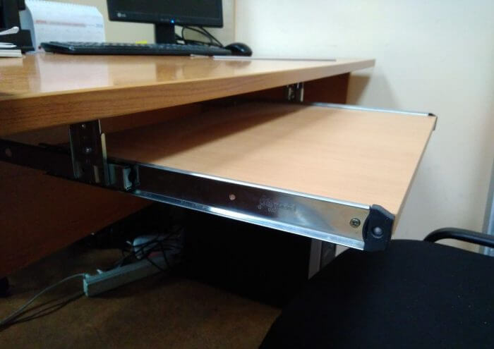 Полка выдвижная под клавиатуру для офисного стола - фото