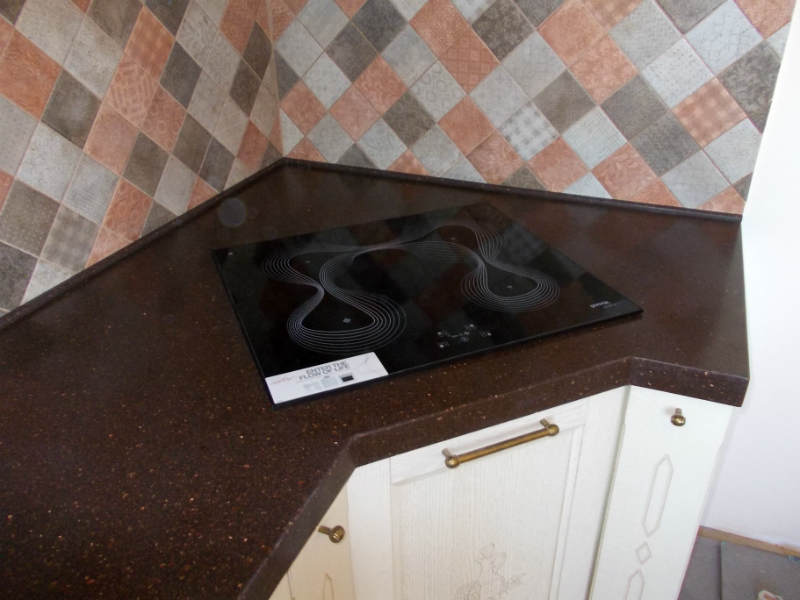 Фото кухни в углу варочная панель: преимущества и недостатки, ньансы ...