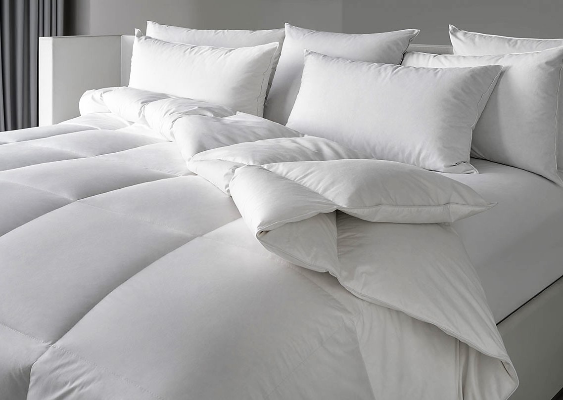Через какую постель. Застеленная кровать с подушками. Заправленная кровать с подушками. Одеяло и подушка. Застелить постель.