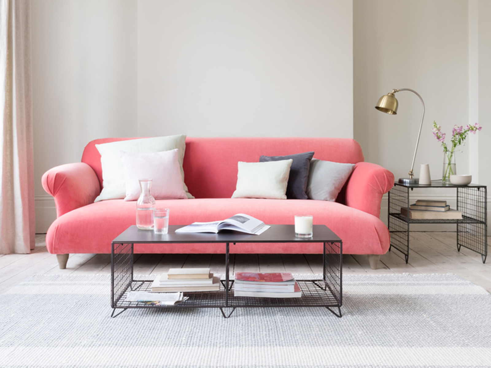 Cat sofa розовые. Розовый диван в интерьере. Розовый диван в интерьере гостиной. Современный розовый диван. Ярко розовый диван.