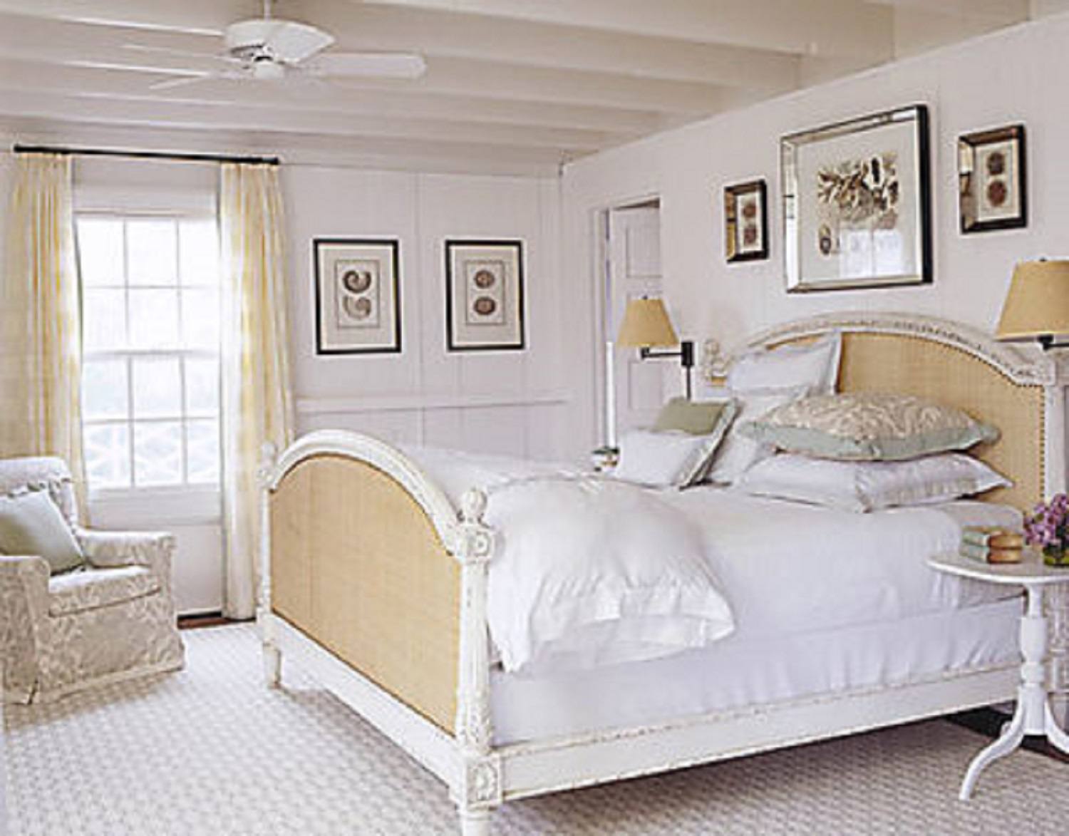 Спальня в бело деревянных тонах